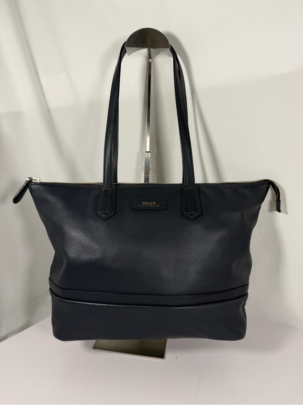 3021: Bally Switzerland Navy Blue Leather Zip Top Shoulder Tote Bag